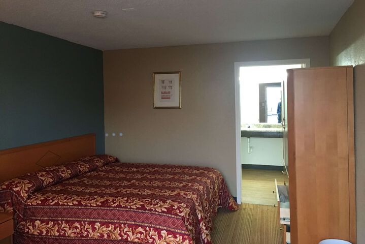 1 King Bed (6 of 9)