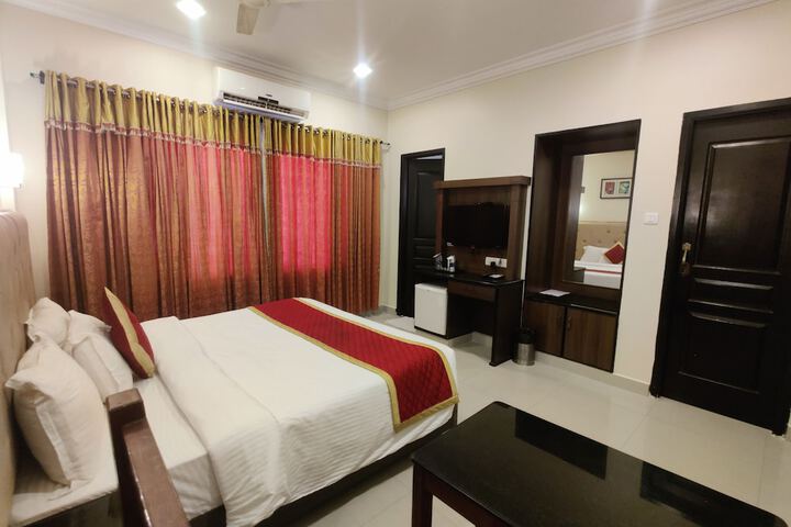 Room 6 of 10
