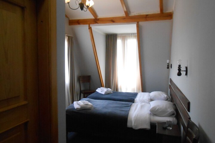 Room 9 of 33