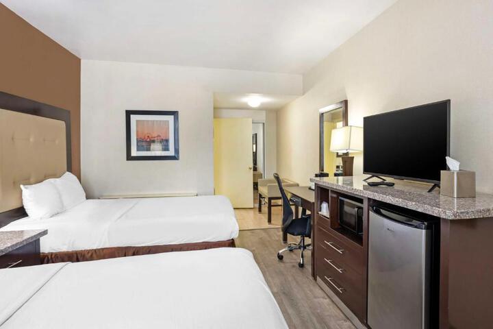 2 Double Beds High Speed Internet Accessible Microwave and Refrigerator, Coffee Maker, Hairdryer Iron and Ironing Board Full Breakfast (2 of 9)