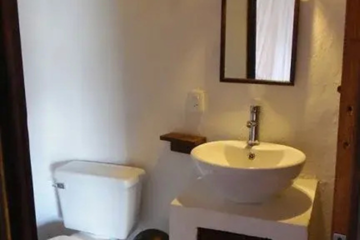 Room 6 of 9