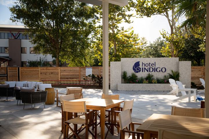 Poolside bar