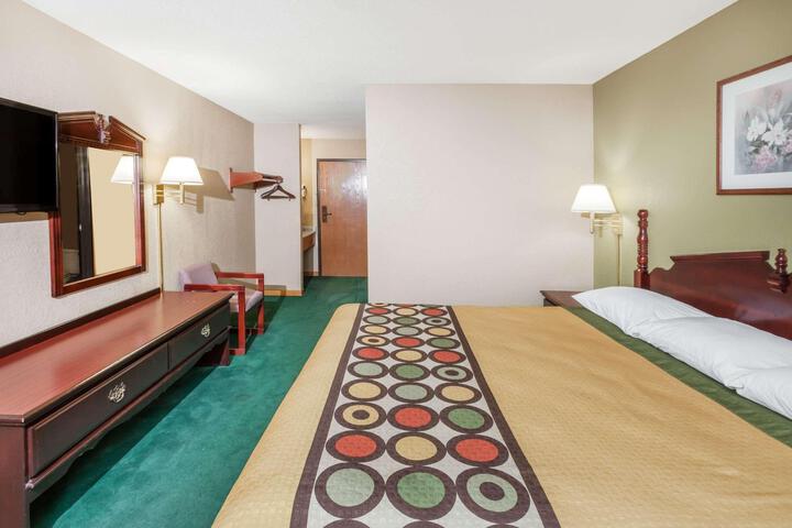 1 King Bed (6 of 9)