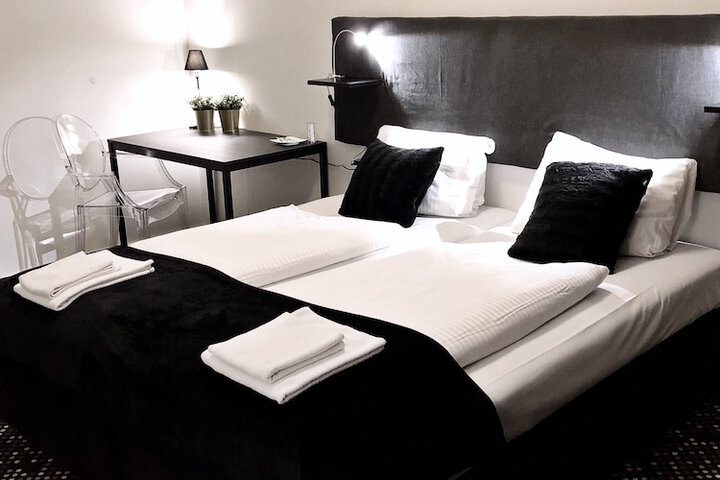 Room 2 of 8