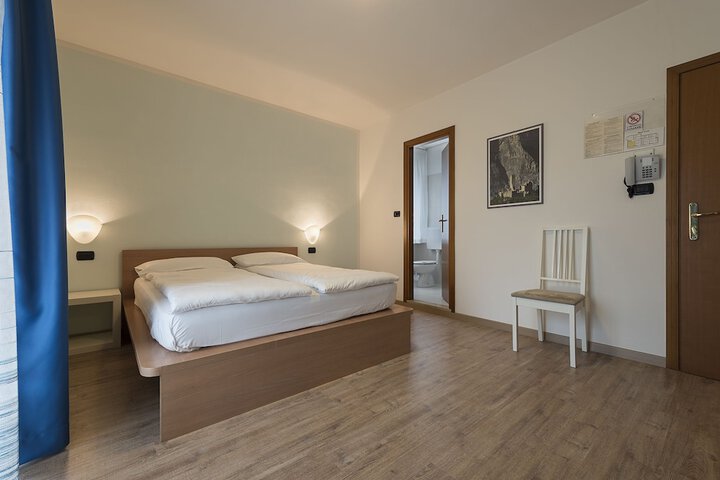 Room 7 of 33