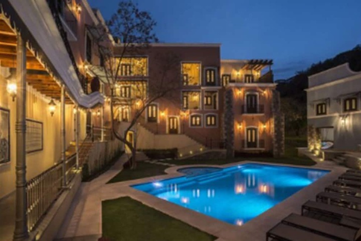 Hotel with Pool