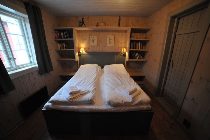 Room 12 of 142