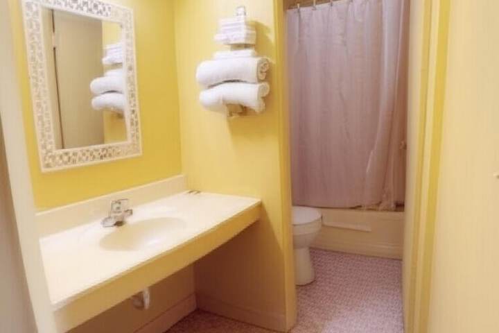 Room 6 of 8