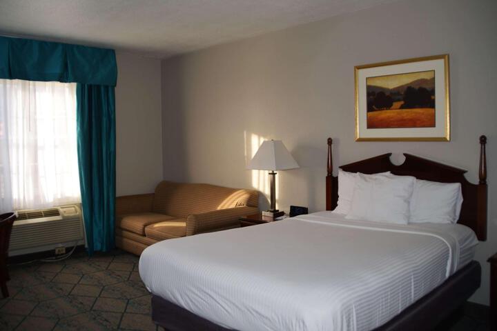 1 Queen Bed (4 of 18)