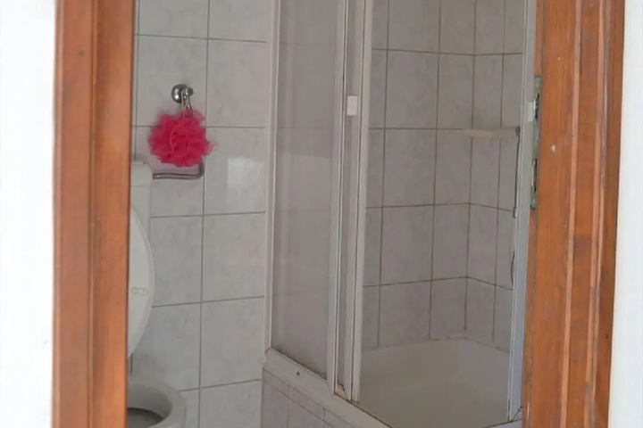 Room 6 of 9