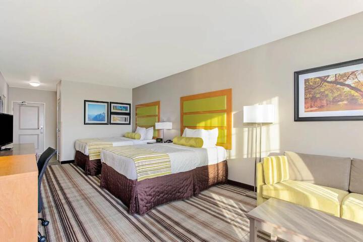 2 Queen Beds (8 of 15)