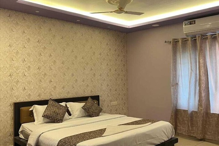 Room 32 of 43
