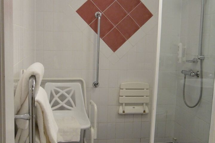 Room 6 of 162