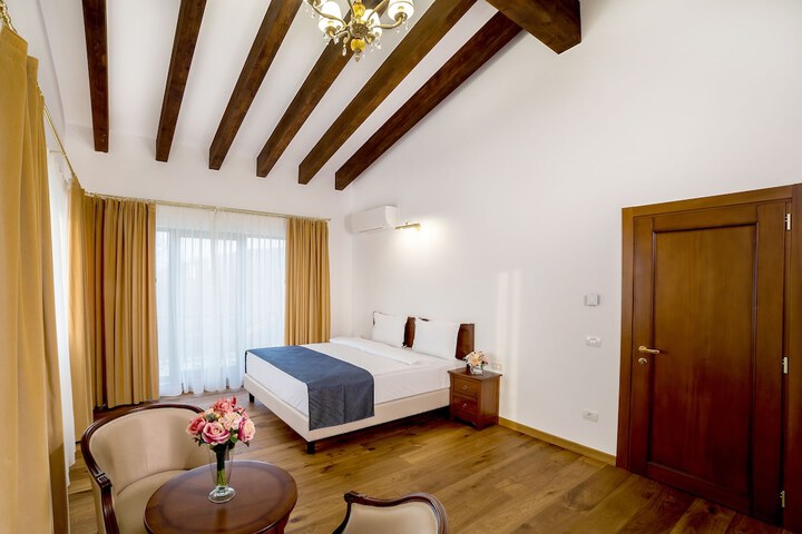Room 2 of 66