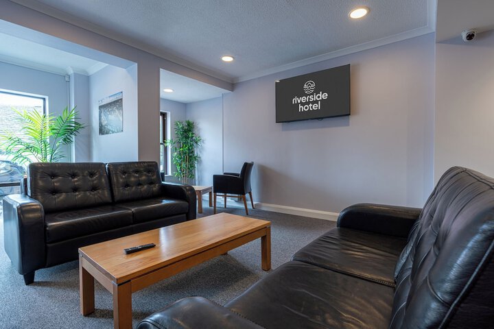 Lounge 20 of 26