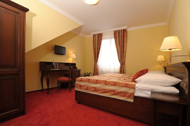 Room 7 of 42