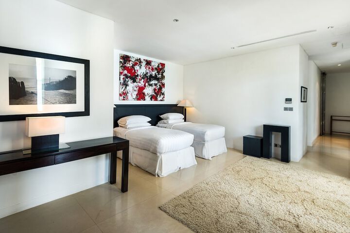 Room 8 of 211