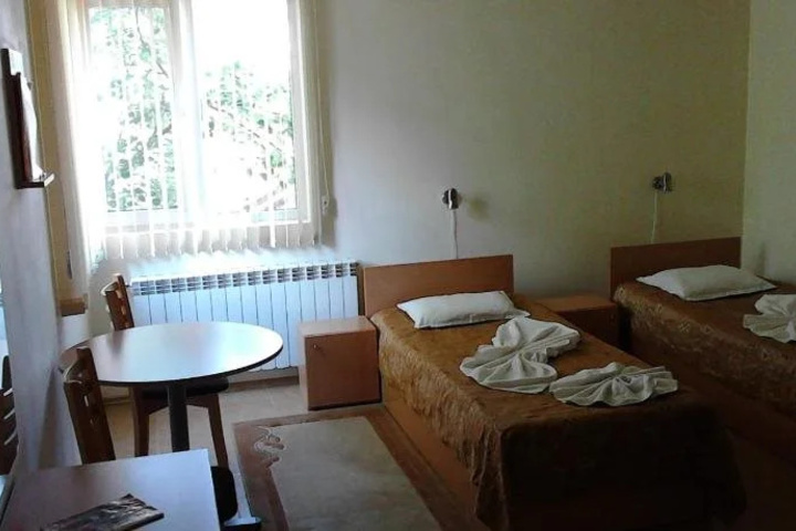 Room 5 of 12