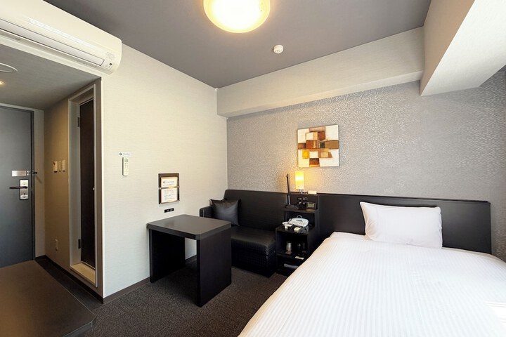Room 6 of 27