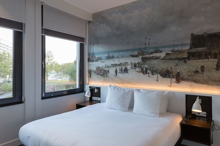 Room 10 of 32