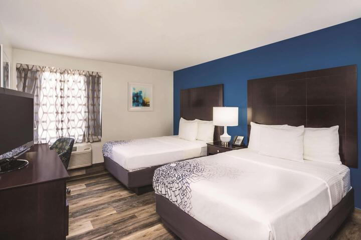 2 Double Beds (6 of 7)