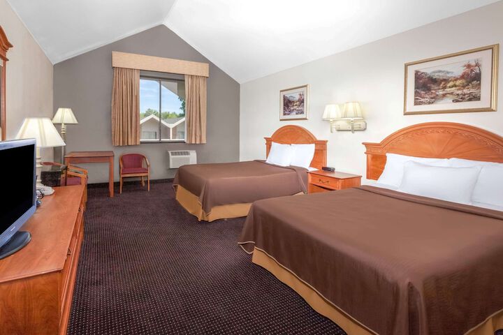 2 Double Beds (3 of 5)
