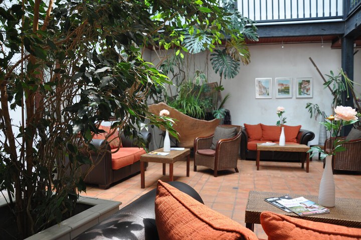 Lobby lounge