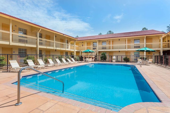Days Inn & Suites Huntsville Space Center
