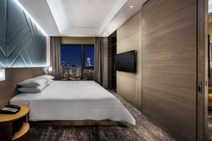 Room 10 of 33