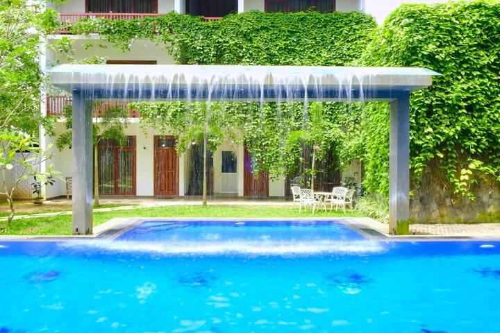 Pool 33 of 44