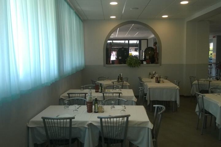 Dining 7 of 13