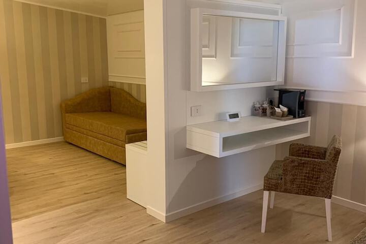 Room 9 of 99