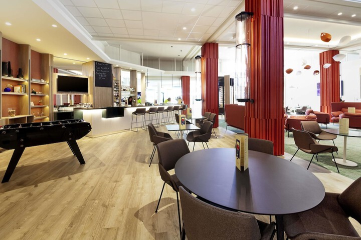 Lounge 103 of 129