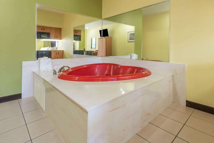 1 King Bed Suite (5 of 9)