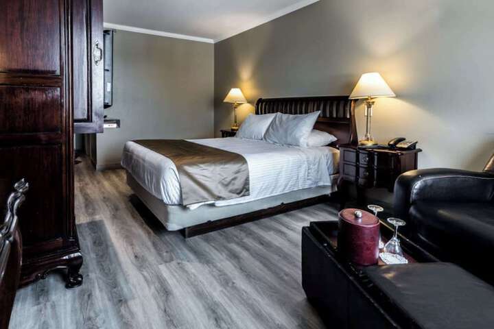 1 Queen Bed Accessible (6 of 27)