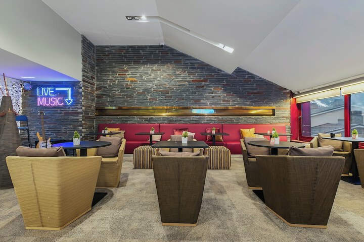 Lounge 103 of 124