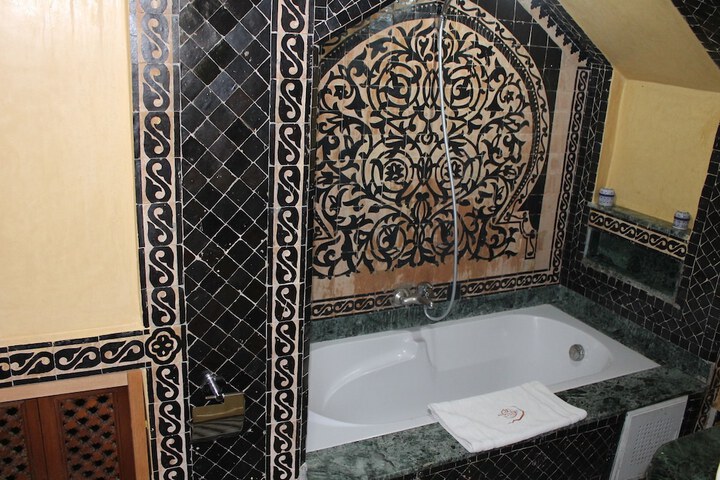 Deep soaking bathtub