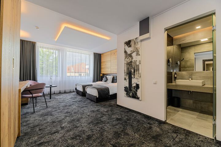 Room 93 of 131