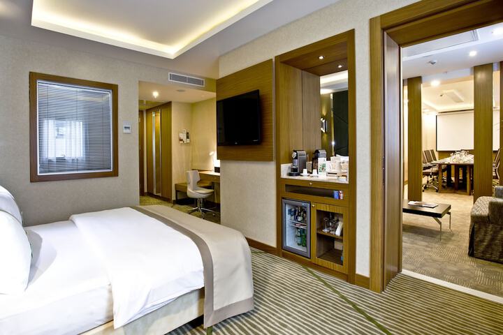Room 5 of 30