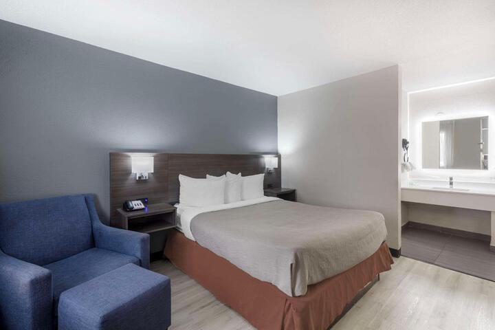 1 Queen Bed (12 of 15)