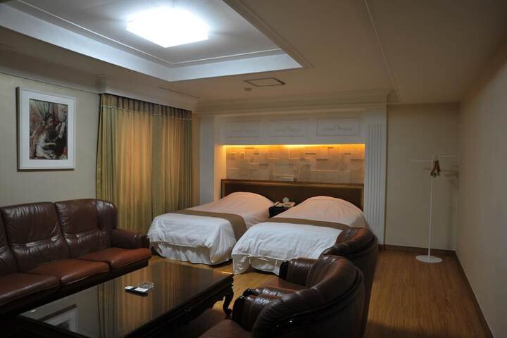Room 8 of 23