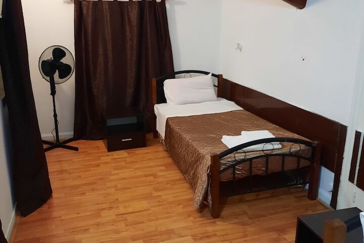 Room 5 of 12