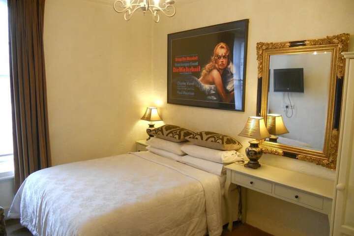 Room 2 of 17