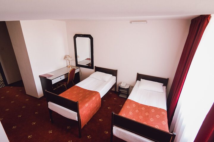Room 8 of 83
