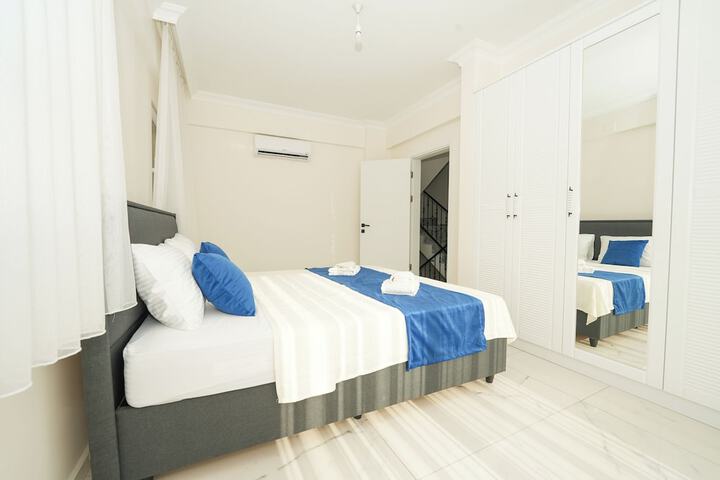 Room 3 of 35