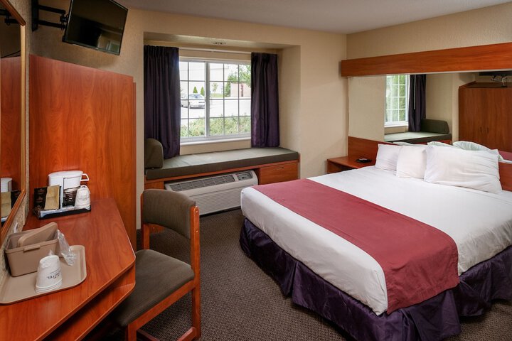 1 Queen Bed (2 of 25)