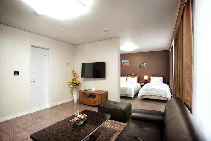 Room 3 of 38