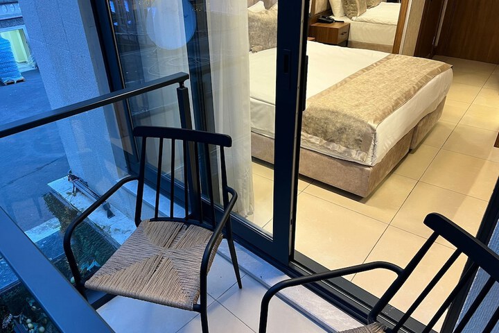 Room 10 of 18