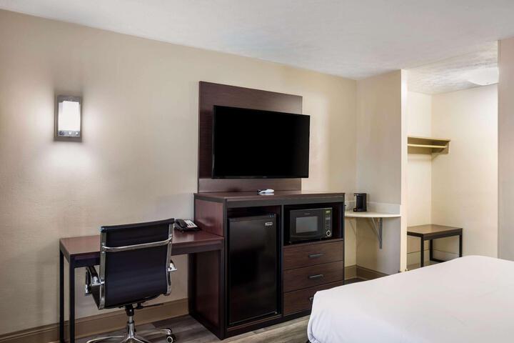 2 Queen Beds High Speed Internet Accessible Microwave and Refrigerator Flat Screen Telev (18 of 18)
