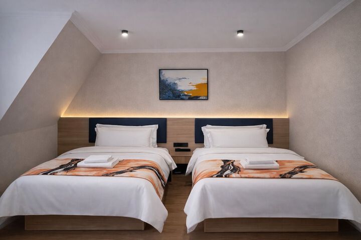 Room 12 of 33